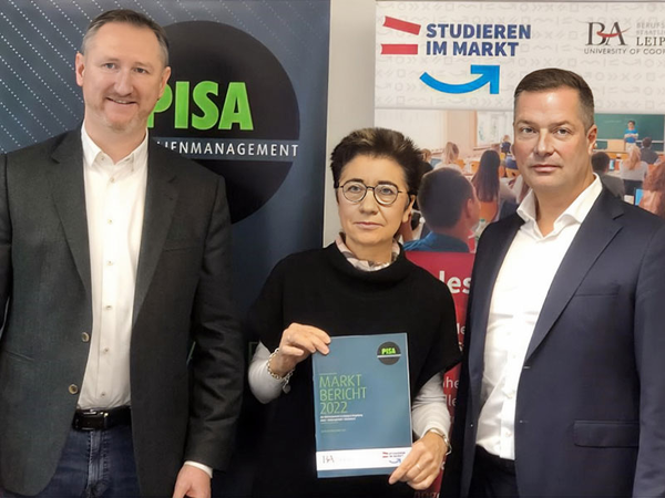 Timo Pinder, Geschäftsführer PISA IMMOBILIEN, Prof. Dr. habil. Kerry-U. Brauer, Direktorin Staatliche Studienakademie Leipzig, und Marco Hoffmann, Vorstand Real Estate Pilot AG. Foto: IMMOCOM.
