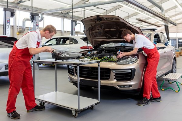 Auszubildende von Porsche Leipzig rüsten einen Cayenne Turbo für den Sachsenring um