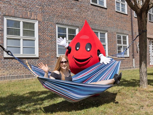 Leben retten während der Sommerferien: UKL-Blutbank bittet aktive Blutspender:innen und jene, die es werden wollen, um Unterstützung. Foto: Stefan Straube / UKL