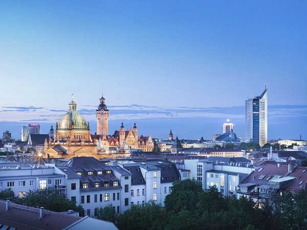 Das Panorama von Leipzig zeigt Thomaskirche, Bundesverwaltungsgericht, Neues Rathaus, Nikolaikirche, Universität, Wintergartenhochhaus und City-Hochhaus, Foto: Michael Bader
