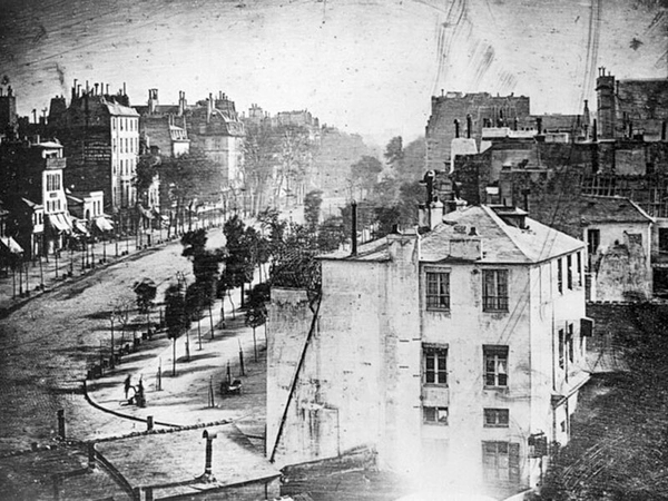 Boulevard du Temple, die erste Fotografie eines lebenden Menschen. Eine Daguerreotypie von Louis Daguerre, ca. 1838