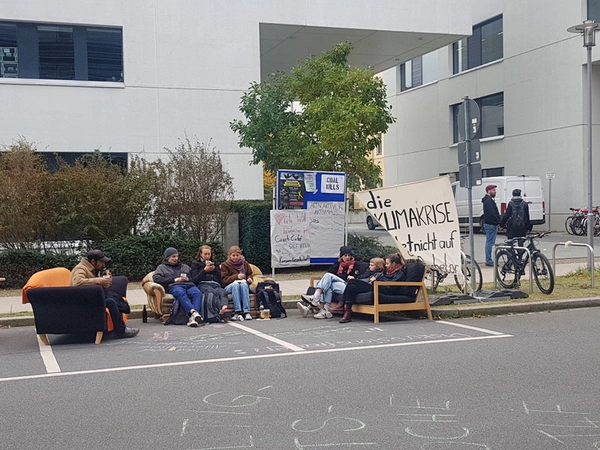 Das Couchcafé erlebte zur Nachhaltigkeitswoche 2021 seine Premiere und wird auch in diesem Jahr wieder vor dem Medienzentrum in der Gustav-Freytag-Straße auf dem HTWK-Campus seinen Platz haben. Foto: S4F HTWK