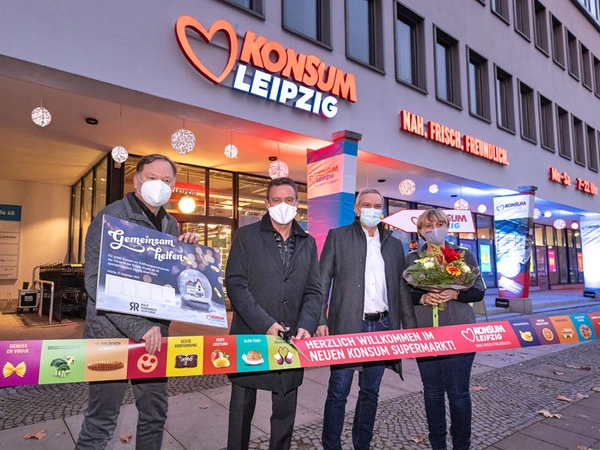 Eröffnung der Konsum Leipzig Filiale in der Prager Straße 38-40: Vorstandssprecher Dirk Thärichen, Ralf Rangnick, Vorstand Michael Faupel und Filialleiterin Sandra Eckardt, Foto: Steffen Runke