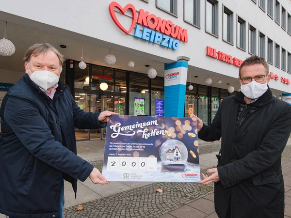 Konsum-Vorstand Dirk Thärichen (li.) übergibt einen symbolischen Spendenscheck in Höhe von 2.000 Euro an Ralf Rangnick. Foto: Anika Dollmeyer