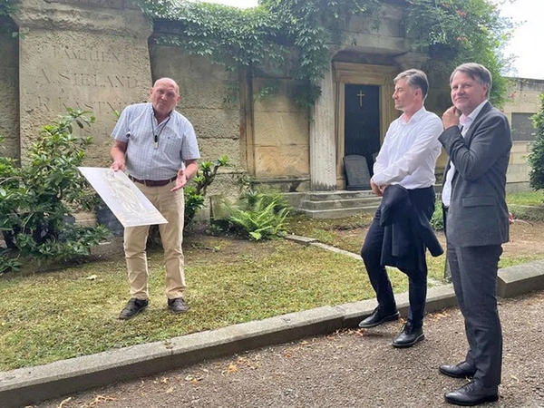 Alfred E. Otto Paul, Vorstand der Paul-Benndorf-Gesellschaft, Umweltbürgermeister Heiko Rosenthal und Rüdiger Dittmar, Amtsleiter Amt für Stadtgrün und Gewässer (von links) beim Rundgang über den Südfriedhof. Foto: Stadt Leipzig