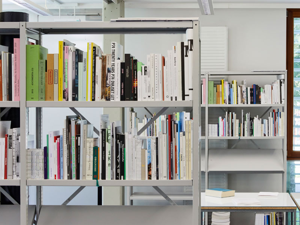  Robin Waart, Lakeside Library. Ausstellungsansicht Wörthersee, Wörtersee, Kunstraum Lakeside, Klagenfurt, 2023. Foto: Johannes Puch 