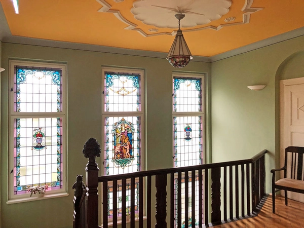 Villa Auguste: Blick auf Buntglasfenster, Foto: Hospiz Villa Auguste Leipzig