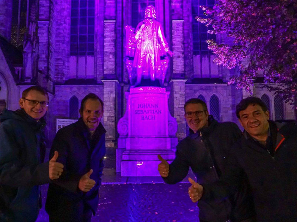 Prof. Dr. Markus Spreer, Prof. Dr. Michael Maul, Prof. Dr. Stephan Sallat und und Prof. Dr. Christian W. Glück vor dem erleuchteten Bach-Denkmal auf dem Leipziger Thomaskirchhof, Foto: Initiative DLD Awareness Day 2020 / Nuria Glück