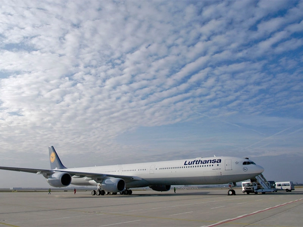 Lufthansa Airbus A340-600 D-AIHB mit dem Taufnamen Bremerhaven beim Flugtraining auf dem Flughafen Leipzig, Foto: Rolf Bewersdorf 