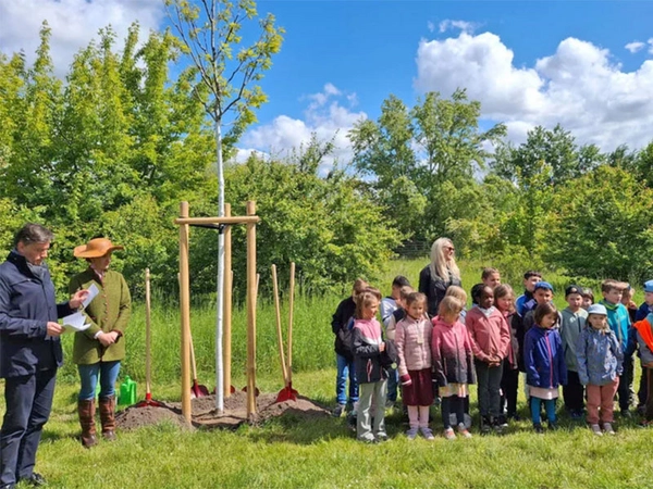 Punguinklasse der Schule am Gutspark Paunsdorf mit Umweltbürgermeister Heiko Rosenthal, Baumkönigin Victoria Wolf, Schulleiterin Kathy Lapp und der Klassenlehrerin Frau Moertz. Foto: Stadt Leipzig / fra