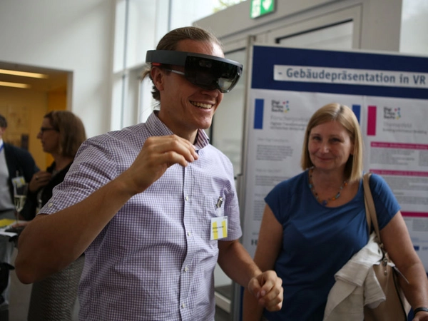 Christian Irmscher, Mitarbeiter der Fakultät Bauwesen, stellt die Anwendung digitaler Methoden im Bauingenieurwesen vor, Foto: HTWK