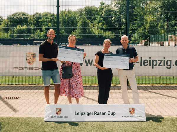 Die Scheckübergabe beim Leipziger Rasen Cup 2022, Foto: Porsche AG - Leipzig