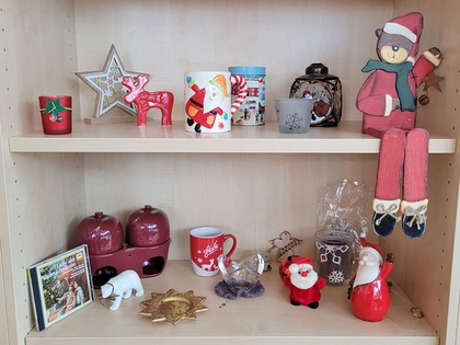 Tauschregal im Foyer des Technischen Rathauses nimmt und bietet Dekoratives in der Vorweihnachtszeit