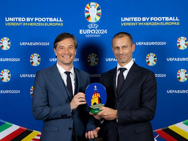 Heiko Rosenthal (Sportbürgermeister Stadt Leipzig) und Aleksander Čeferin (UEFA Präsident) bei der UEFA EURO 2024 Logovorstellung im Oktober 2021, Foto: Thomas Böcker/DFB