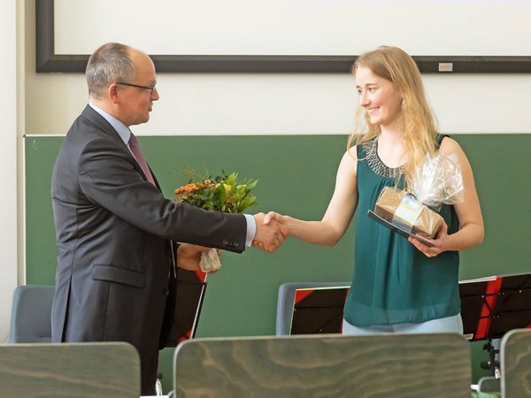 HTWK-Rektor Prof. Mark Mietzner beglückwünscht Preisträgerin Sophie Schulze. Foto: Swen Reichhold / HTWK Leipzig