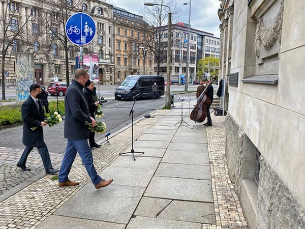Burkhard Jung, Ken Toko und Tobias Hollitzer legten am ehemaligen Hauptquartier der amerikanischen Truppen Blumen nieder. Foto: Stadt Leipzig