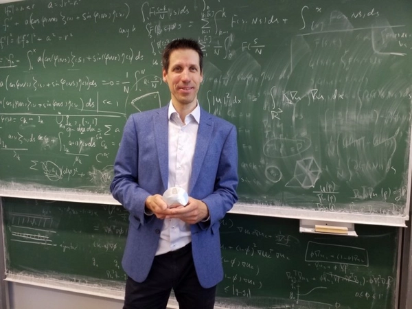 Professor Dr. László Székelyhidi mit einem Gömböc