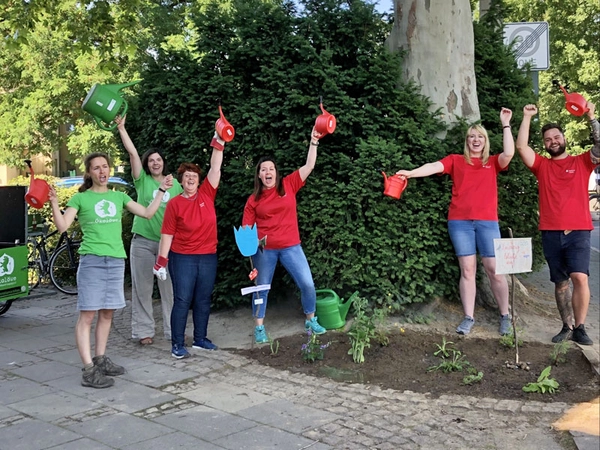 Ökolöwen und Sparkassenteam an der frisch bepflanzten Baumscheibe, Foto: Sparkasse Leipzig