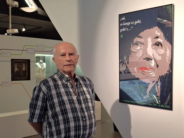 Künstler Jochen Fiedler vor seinem 2025 geschaffenen Werk zu Margot Friedländer im Alten Rathaus des Stadtgeschichtlichen Museums Leipzig, Foto: Stadtgeschichtliches Museum Leipzig