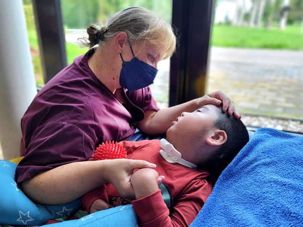 Liebevolle Pflege im Kinderhospiz Bärenherz, Foto: Kinderhospiz Bärenherz Leipzig