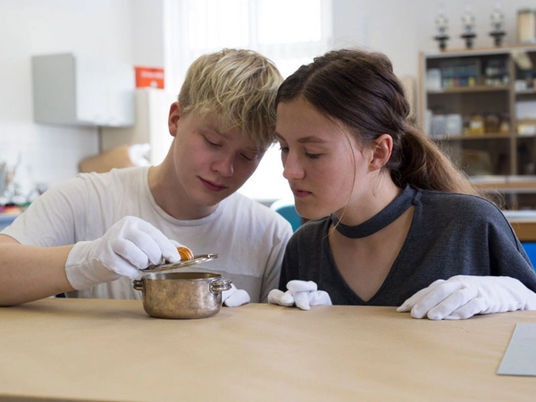 Mittelpunkt des Studiengangs Museologie steht die Auseinandersetzung mit den musealen Objekten wie beispielsweise dieser Zuckerdose, Foto: Lara Müller / HTWK Leipzig