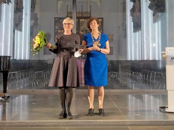Die neue Ehrenbürgerin der Universität Leipzig Charlotte Bauer, Vize-Direktorin der Universitätsbibliothek Leipzig (li.), und Laudatorin Prof. Dr. Beate Schücking, Rektorin. Foto: Swen Reichhold