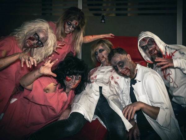Fledermaus und Spinnenbein: Das Team der UKL-Blutbank hofft auch in diesem Jahr wieder auf viele unerschrockene Lebensretter. Foto: Hagen Deichsel / UKL
