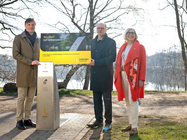 Wasser auf Knopfdruck ab sofort auch am Auensee: Bürgermeister Heiko Rosenthal, Mario Hoff und Kerstin Schultheiß (beide Leipziger Wasserwerke) (v.l.) nahmen den 30. Trinkbrunnen in Leipzig und Region in Betrieb. Foto: Leipziger Gruppe
