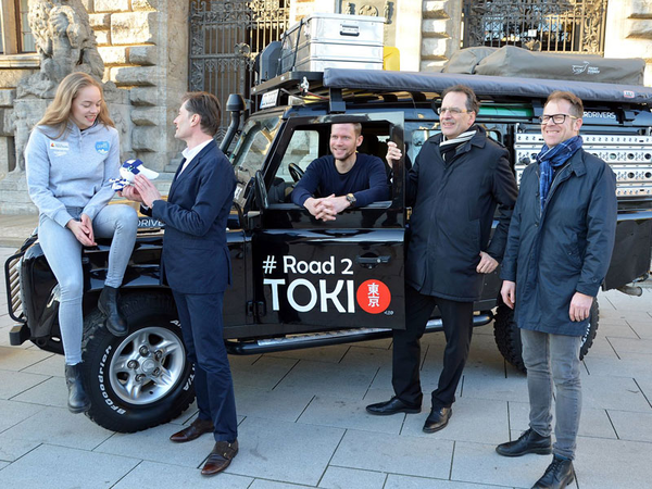 Marie Pietruschka, Heiko Rosenthal, René Beck, Volker Bremer und Peter Krusch vor dem Expeditionsmobil, Foto: Isabell Gradinger