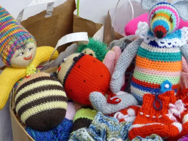 Gestrickte Geschenke - eine generationenübergreifende Geste von Leipziger Seniorinnen, Foto: Stadt Leipzig