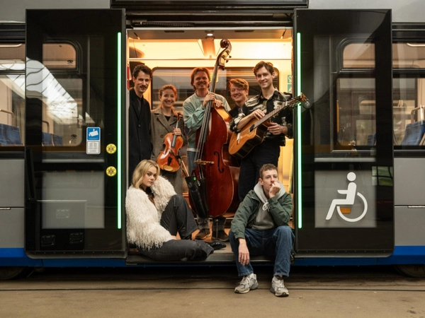 LVB-Geheimkonzert: Gruppenbild der drei Leipziger Bands in der Konzertstraßenbahn, Foto: Leipziger Gruppe