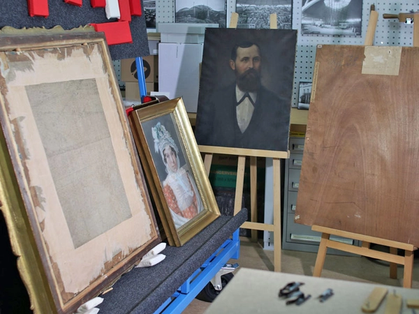 Untersuchung der Gemälde nach Provenienzmerkmalen, Foto: Stadtgeschichtliches Museum Leipzig