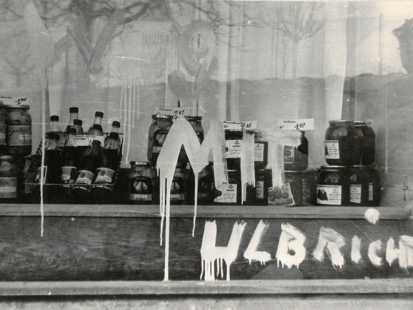 Losung „Weg mit Ulbricht“ auf einem Schaufenster in Schmölln, 1964, Quelle: BArch, MfS, BV Leipzig, KD Leipzig-Stadt, Nr. 4402/01, S. 19; Foto: Stasi-Unterlagen-Archiv Leipzig