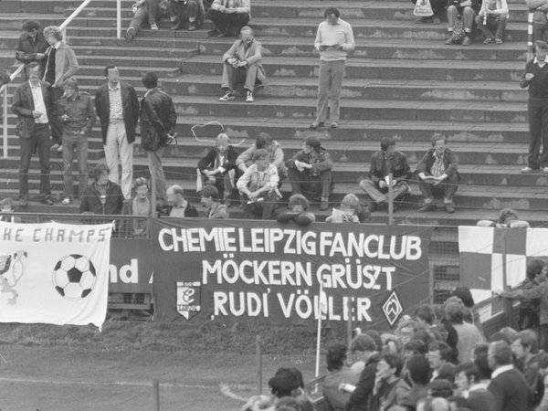 Punktspiel der DDR-Oberliga zwischen der BSG Chemie Leipzig und dem FC Hansa Rostock im Georg-Schwarz-Sportpark (heute: Alfred-Kunze-Sportpark) am 10.09.1983 [anonymisiert], Quelle: BArch, MfS, BV Lpz, KD Lpz-Stadt, Fo, Nr. 5727, Bild 12.