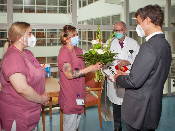 Mit Blumen und einer Pralinenschachtel bedankten sich die Vorstände stellvertretend für alle UKL-Pflegenden beim Team für die geleistete Arbeit. Foto: Hagen Deichsel / UKL