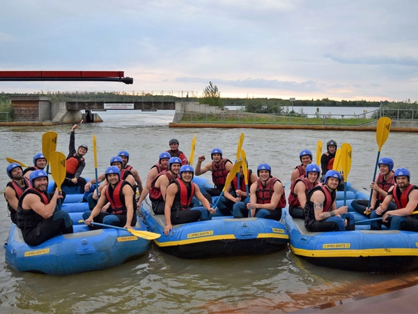 Die Handballer des SC DHfK Leipzig nach dem gemeinsamen Rafting-Erlebnis im Kanupark Markkleeberg, Foto: Kanupark