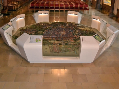 Taktile Karten am Stadtmodell im Alten Rathaus Leipzig