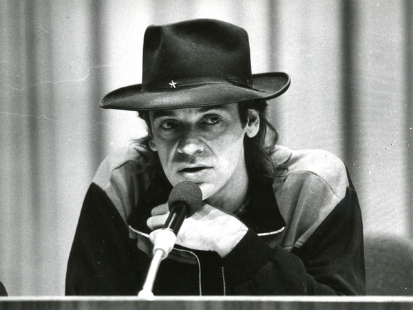 Udo Lindenberg bei der Pressekonferenz am 25.10.1986 vor seinem Konzert im Palast der Republik in Ost-Berlin, Quelle: BArch, MfS, ZOS Nr. 1826, Bild 62, Foto 9