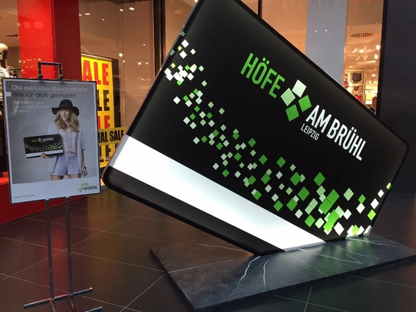 Riesen-Kundenkarte der Höfe am Brühl.