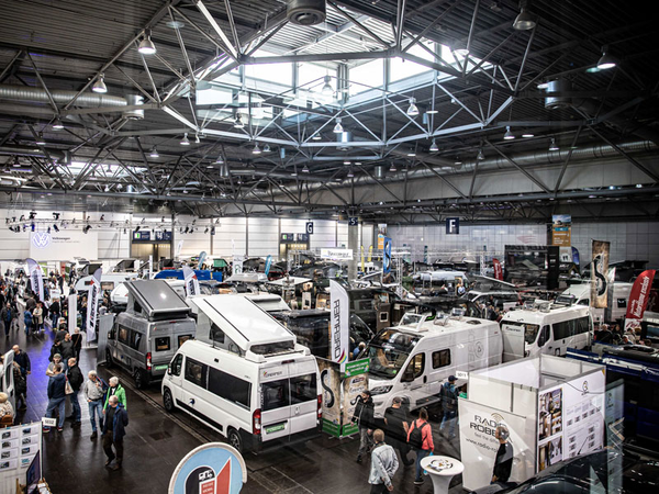 Mit dem Wohnwagen, Reisemobil oder Zelt die Welt zu entdecken, ist für viele Menschen die bevorzugte Art des Reisens. Genau deshalb widmen sich zwei große Messehallen auf der Touristik & Caravaning Leipzig diesem Thema. Foto: Landesmesse Stuttgart GmbH