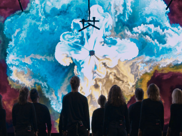 Der Chor ,,d'acCHORd" vor dem digitalen Kunstwerk von Max Schweder, Foto: ARD / KULTUR / Load Studios