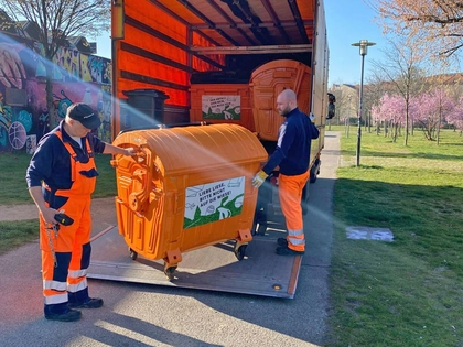Orangene Parkcontainer in Leipziger Parks