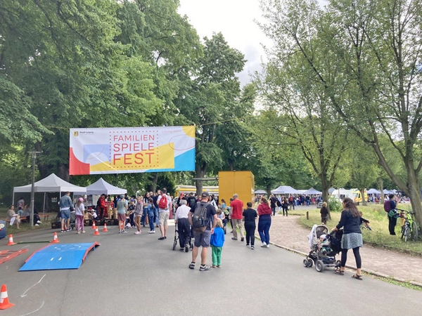 Eingang zum Familienspielefest im Clara-Zetkin-Park, Foto: Hans-Christoph Thiele