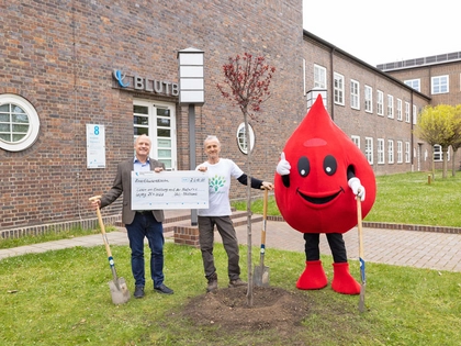 Warum jetzt eine Blutpflaume vor der Blutbank am Universitätsklinikum Leipzig steht Warum jetzt eine Blutpflaume vor der Blutbank am Universitätsklinikum Leipzig steht