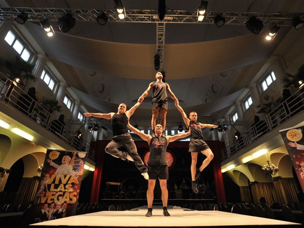 Die Akrobatik-Gruppe Crazy Flight präsentiert menschliche Pyramiden zum Staunen