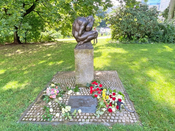 Blumen am Denkmal „Geschlagener“ in der Parkanlage am Schwanenteich, Foto: Stadt Leipzig