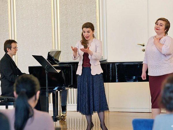 Olena Tokar und ihre Schwester Olga (re), am Flügel Igor Gryshyn, Foto: Oper Leipzig