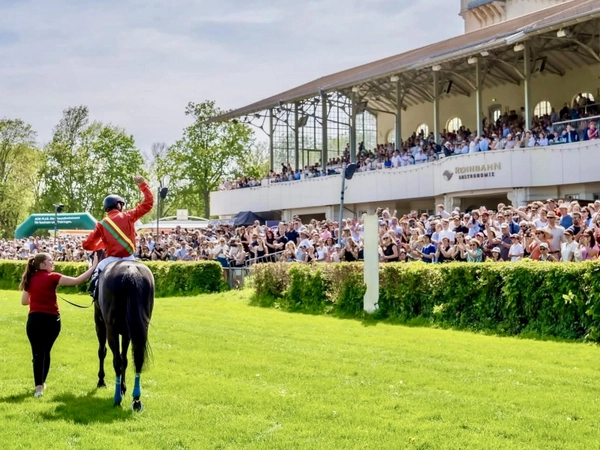 Traditioneller Aufgalopp: Tausende Leipziger Galoppsportfreunde feiern das siegreiche Duo. Foto: im mittelpunkt, Philipp Rau-Endrulat