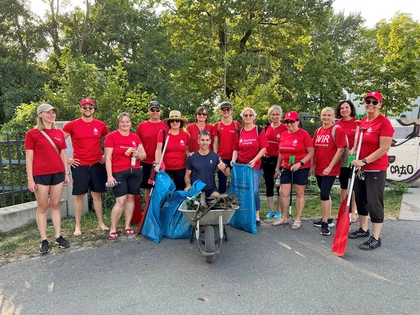 Gemeinsam für saubere Gewässer: Sparkassen-Mitarbeitende setzen Zeichen mit Cleanup-Aktion am Leipziger Stadthafen