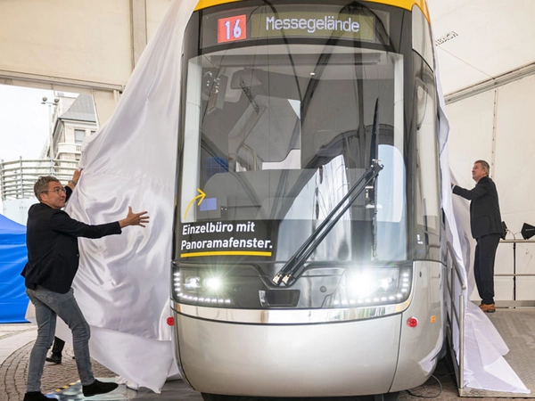 Enthüllung des Mockups der XXL Plus, v.l.n.r.: Thomas Dienberg - Bürgermeister und Beigeordneter für Stadtentwicklung und Bau der Stadt Leipzig, Ronald Juhrs - Geschäftsführer Technik und Betrieb der Leipziger Verkehrsbetriebe, Foto: Leipziger Gruppe